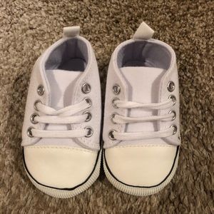 White baby sneakers converse look a like